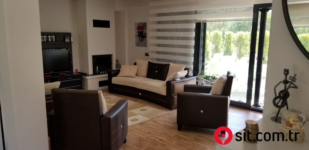 Urla Kalabakta Nezih Sitede Satılık Villa